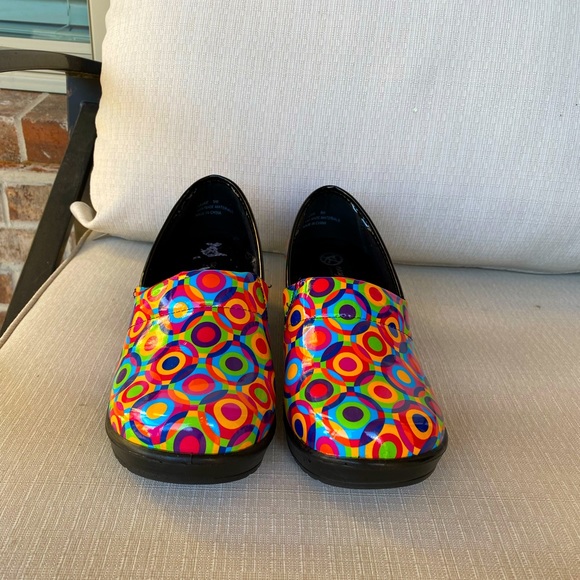 Slip resistant clogs - Picture 1 of 5